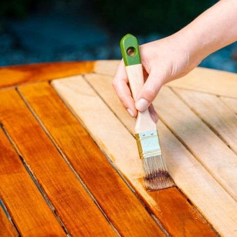 Se puede pintar una madera barnizada? –